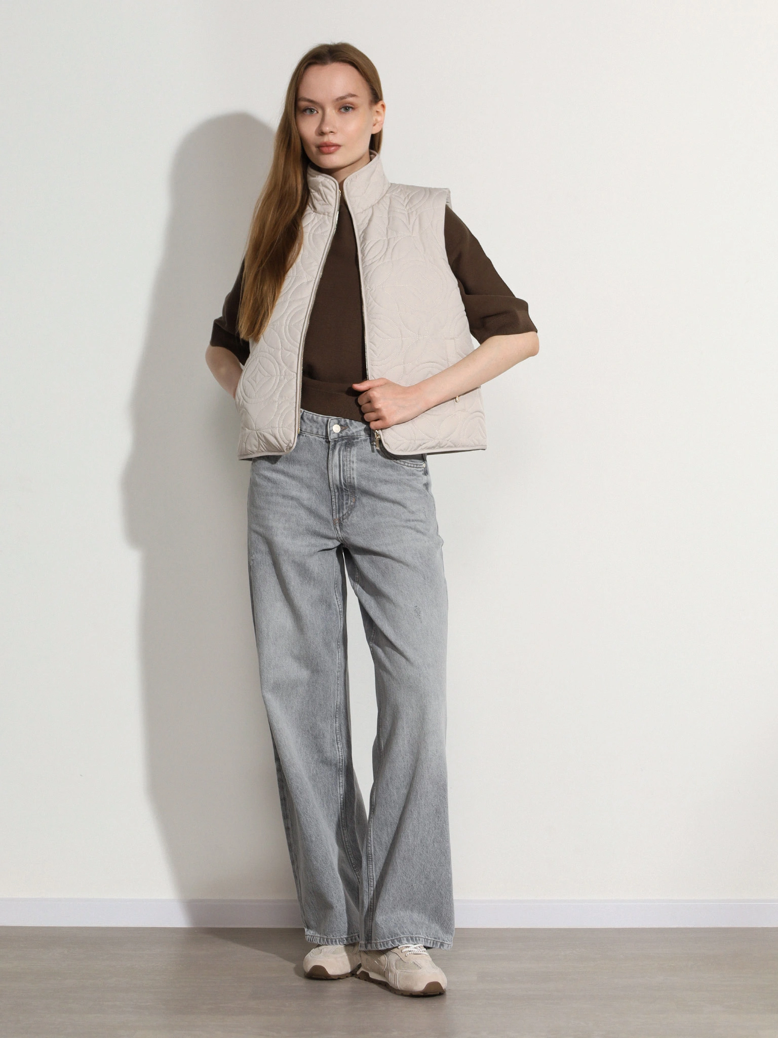 Жилет светло-серого цвета с фигурной стежкой